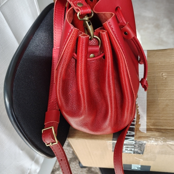 Portland Leather Chili Red Nest Bucket Crossbody Bag - Picture 4 of 6